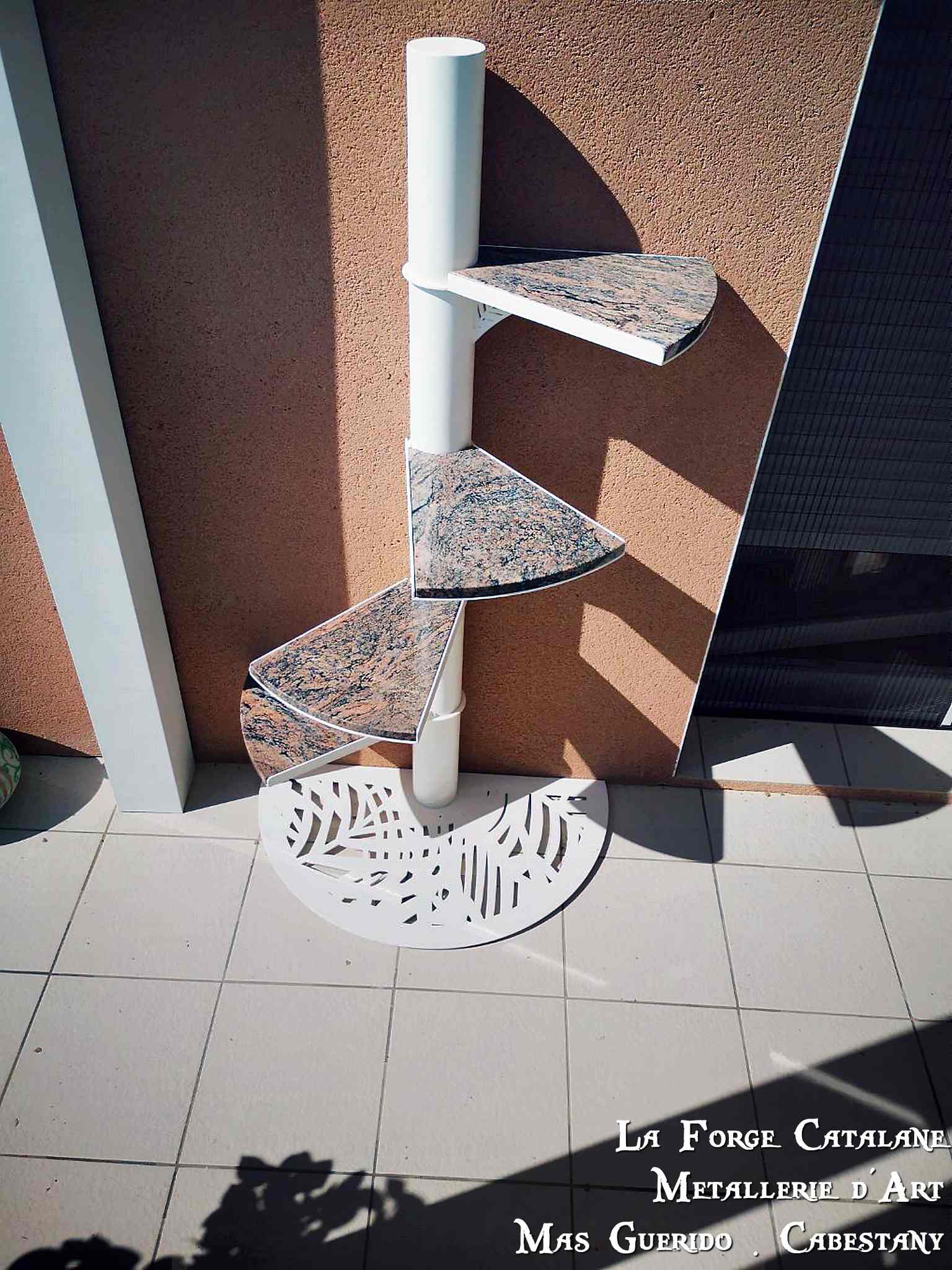 meuble forme escalier  marche en marbre thermolaquage pied decoupe laser forge catalane.jpg